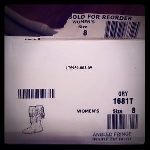Minnetonka size 8 grey suede fringed boot
